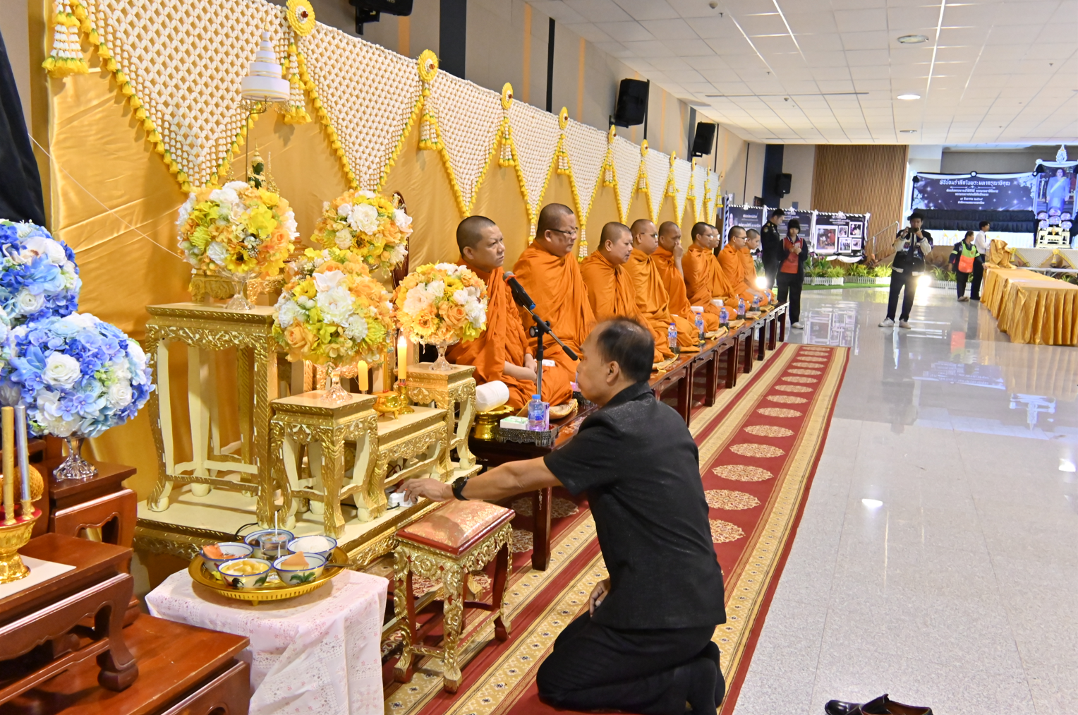 กรมบังคับคดี ร่วมทำบุญตักบาตร ข้าวสารอาหารแห้ง และร่วมพิธีสงฆ์ เนื่องในโอกาสวันแม่แห่งชาติ ณ สำนักงานเขตบางกอกน้อย